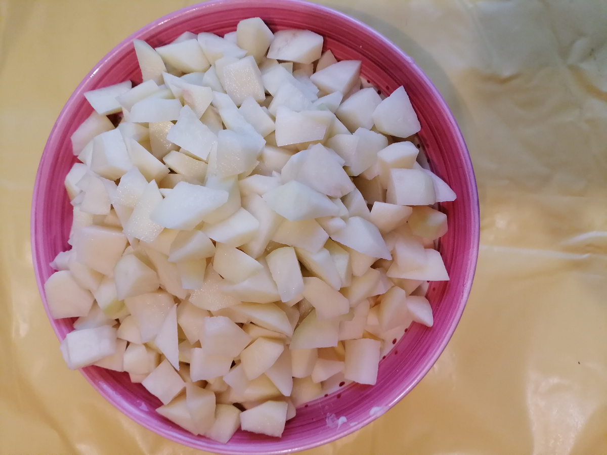 Фото 2. Картофель, нарезанный кубиками
