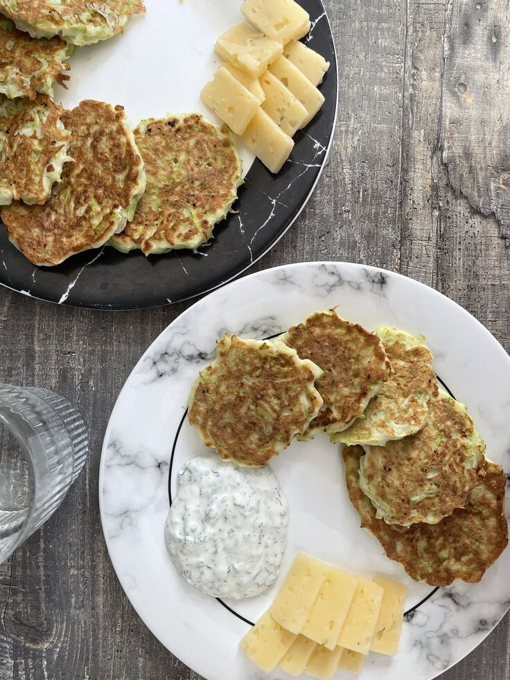 Вариант подачи кабачковых оладьев со сметанным соусом и сыром.