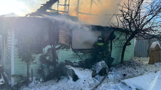 Огнеборцы за сутки потушили 11 пожаров в Ленобласти и спасли 1 человека