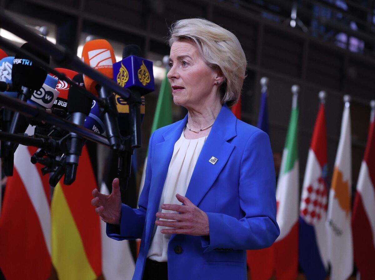     Глава Еврокомиссии Урсула фон дер Ляйен во время саммита ЕС в Брюсселе | © AP Photo / Omar Havana
