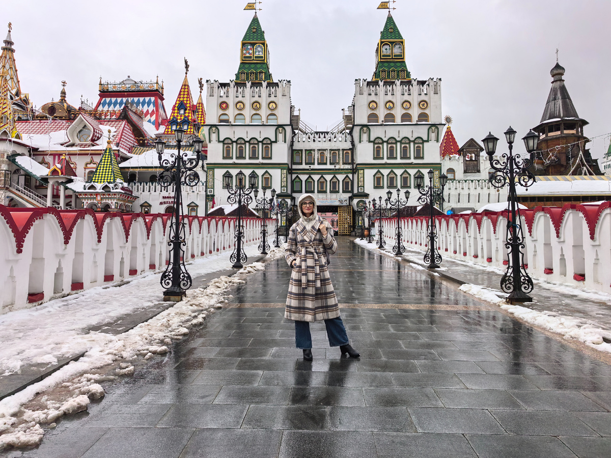 Автор канала на фоне Измайловского Кремля. Фото © Анна Долгих