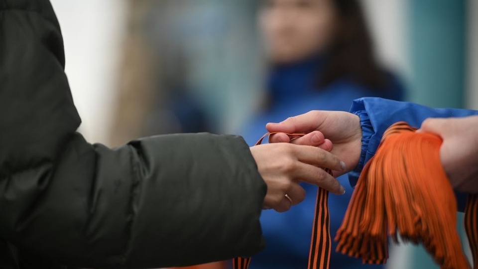 Студент из Таганрога помогает собирать гуманитарную помощь бойцам СВО