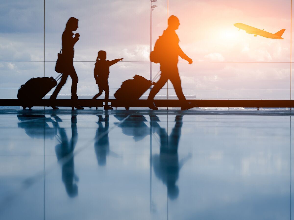    Туристы в аэропорту | © Fotolia / NicoElNino