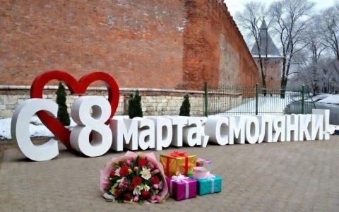 Юрист рассказал смолянкам, как вернуть неподходящий подарок к 8 марта