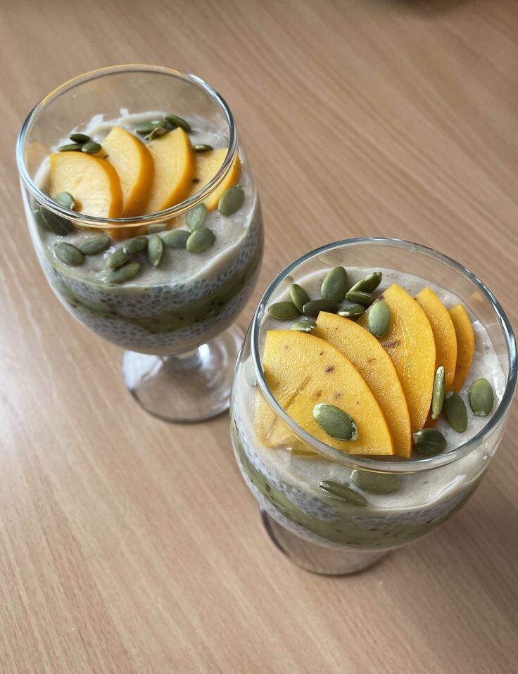 Вариант подачи десерта с семенами чиа, киви, хурмой и тыквенными семечками.