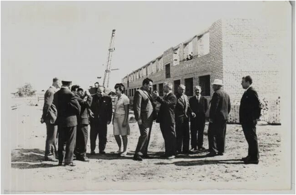 Петровск. На строительной площадке завода АЗЧ Фотографии старого Саратова
wiki.oldsaratov.ru Делегация г Галанты (ЧССР).

