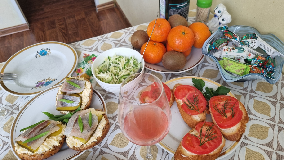 Мама сделала новые бутерброды, а они ой, какие сытные: и рыба, и огурчик, и яйцо там с чем-то, и хлеба щедро. Мне кажется, я одним таким бутером наелась, а потом ещё и рыба была...в общем надо увеличить физическую активность)))