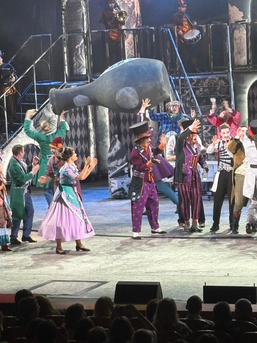 Сцена из спектакля «Ревизор»