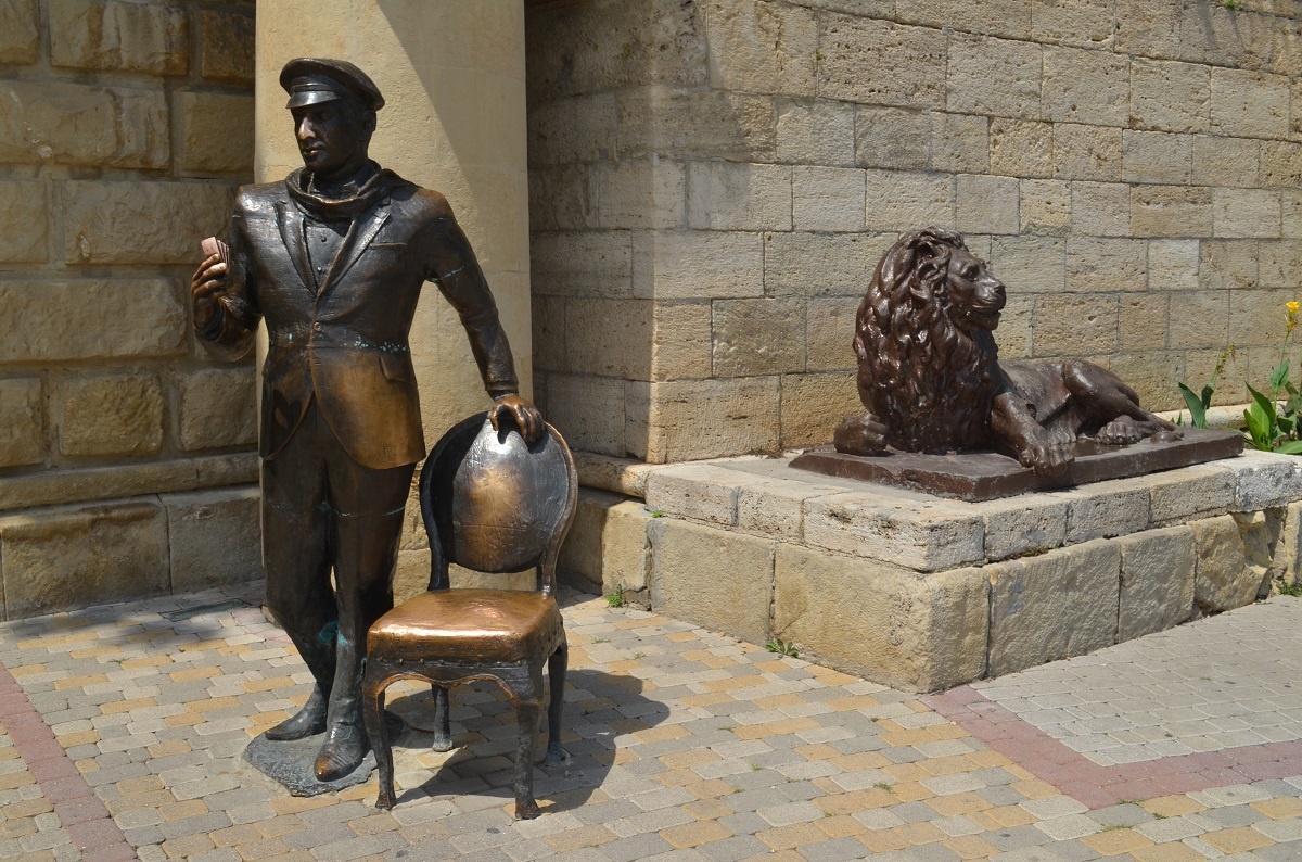 Остап Бендур у входа в Провал, Пятигорск