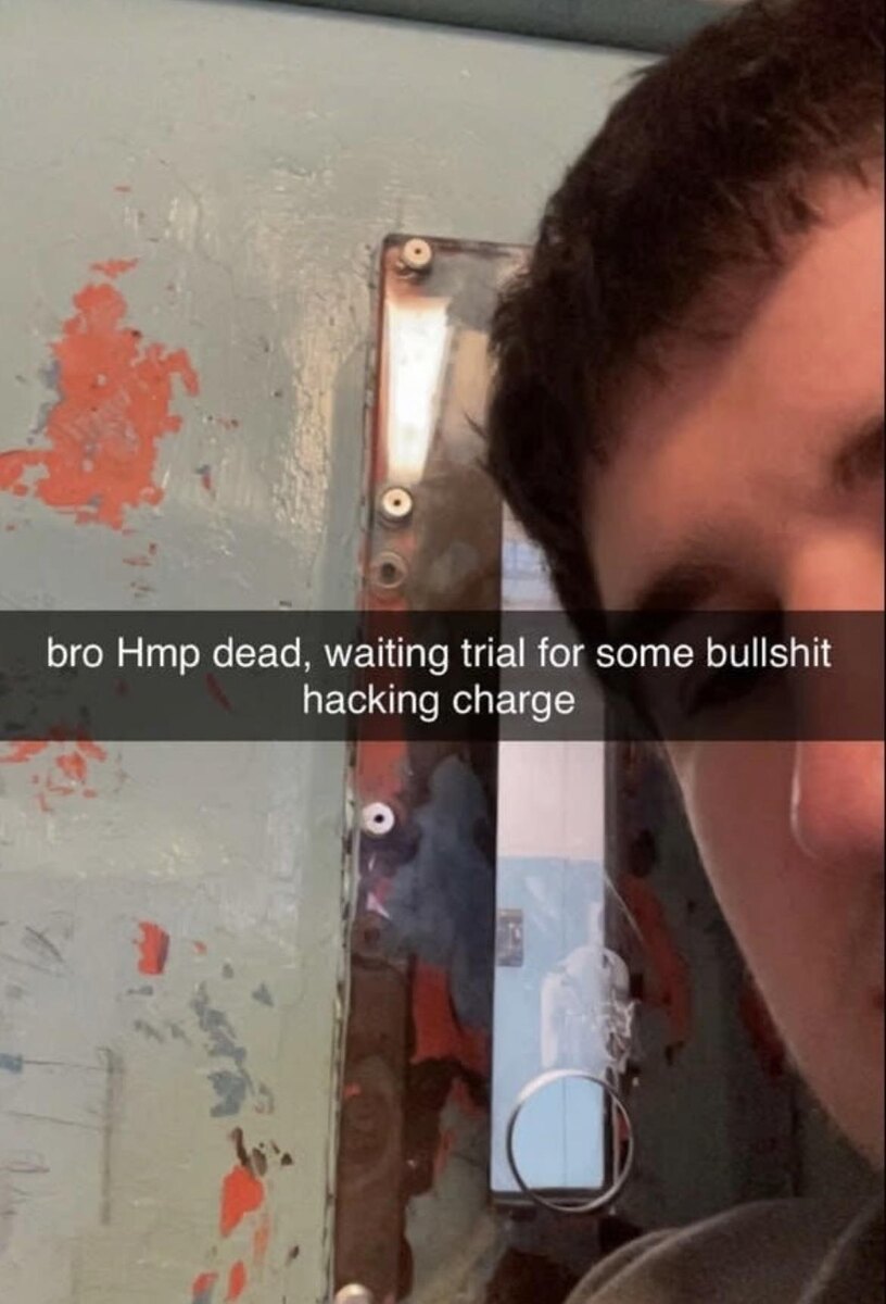    Фото, сделанное хакером на пронесённый в камеру телефон