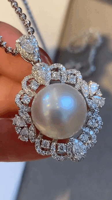 Кулон с белой жемчужиной Южных морей диаметром 14 мм и бриллиантами