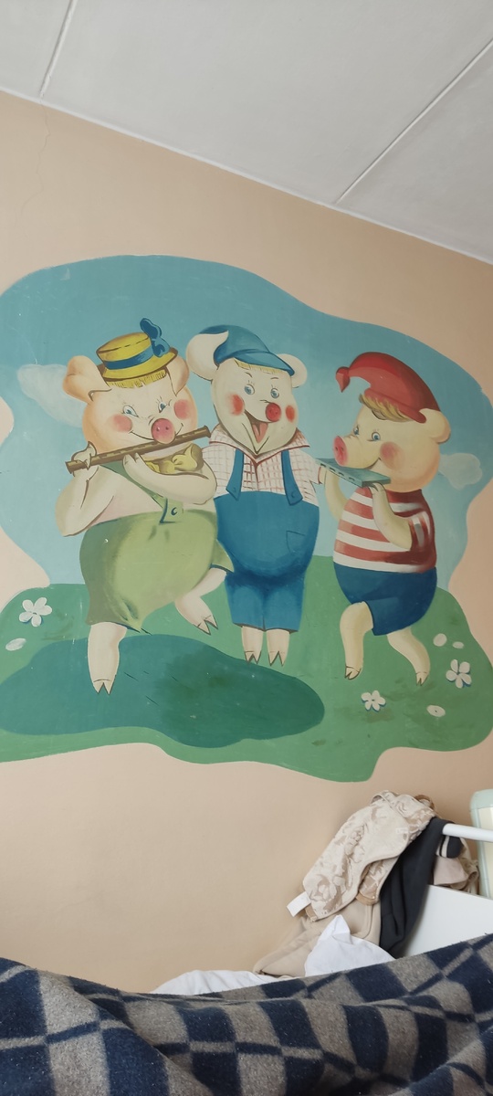 Надоели мне эти поросята на больничной стене)