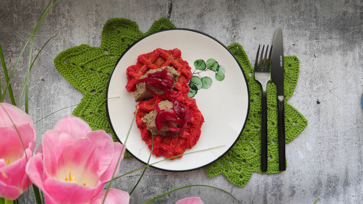 Подала с домашним паштетом. Рецепт в конце публикации.