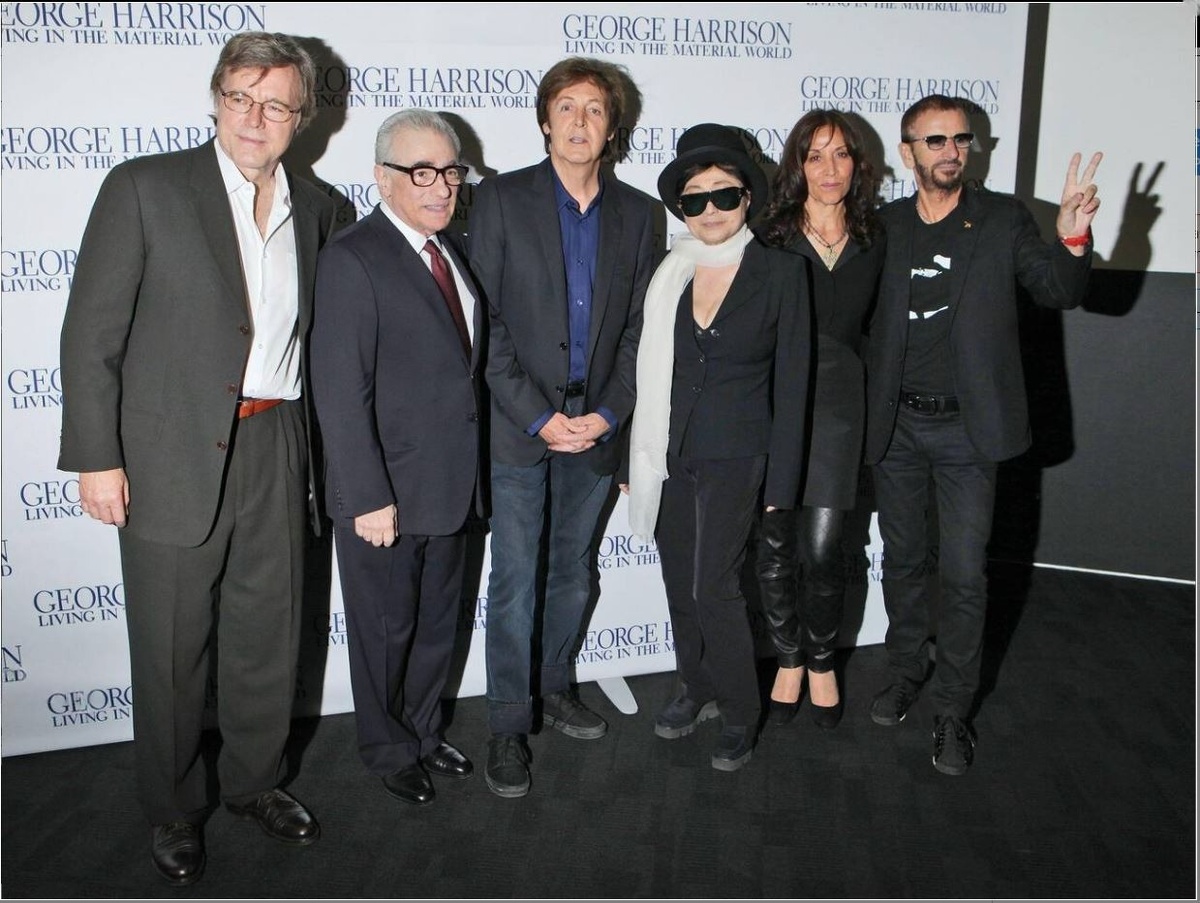 Продюсер Найджел Синклер, режиссер Мартин Скорсезе, сэр Пол МакКартни, Йоко Оно, Оливия Харрисон и Ринго Старр, прибывают на британскую премьеру фильма «Джордж Харрисон: Жизнь в материальном мире» режиссера Мартина Скорсезе в кинотеатре в центре Лондона в воскресенье, 2 октября 2011 года. Фото: Джоэл Райан.
