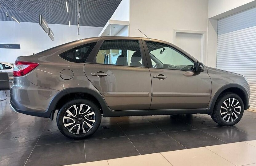 АвтоВАЗ продаёт Гранту, которая даст фору многим кроссоверам. Что это за модель и сколько она стоит?