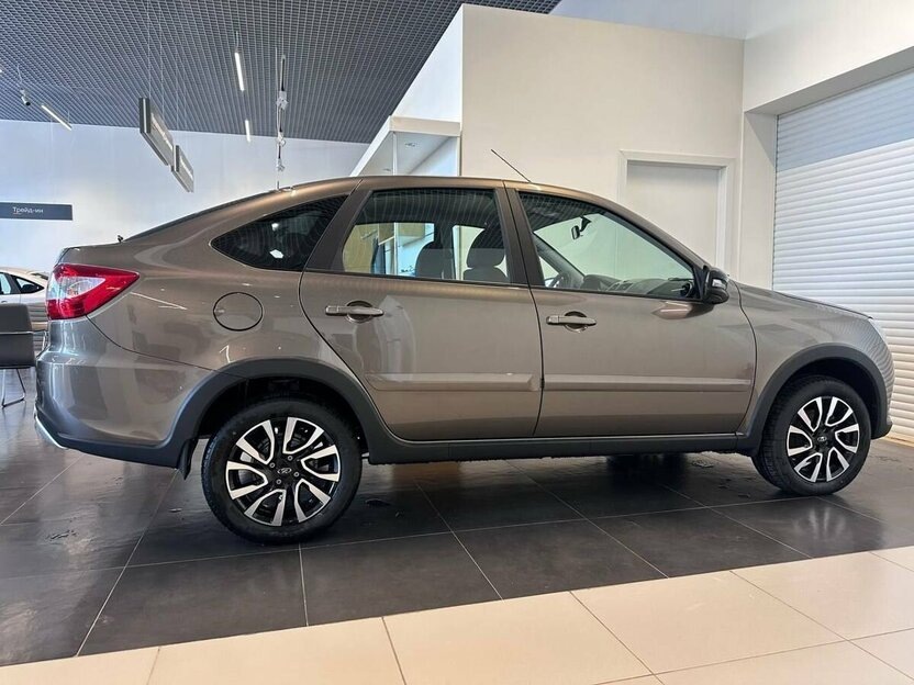 АвтоВАЗ продаёт Гранту, которая даст фору многим кроссоверам. Что это за модель и сколько она стоит? Источник иллюстрации - auto.ru