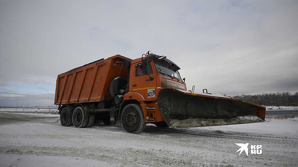 На расчистку свердловских трасс вывели 276 единиц спецтехники