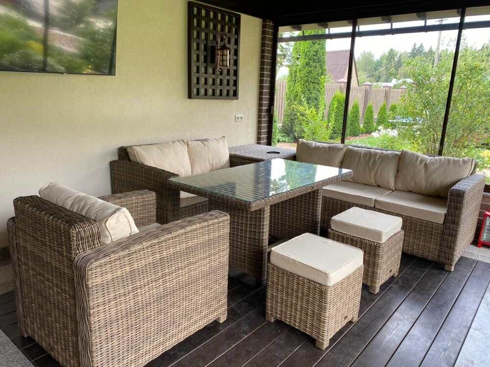 Комплект плетеной мебели из искусственного ротанга на террасе загородного дома производитель Мастерская Марко г. Сочи