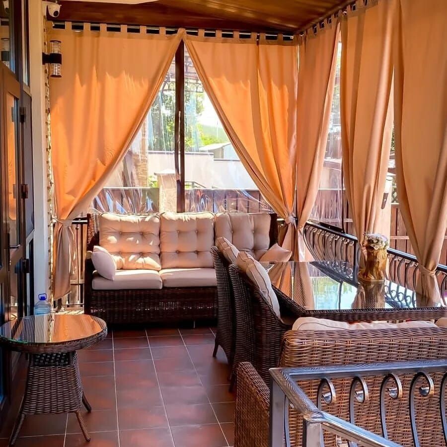 Красивая плетная мебель на террасе в г. Геленджик,  производитель Мастерская Марко г. Сочи