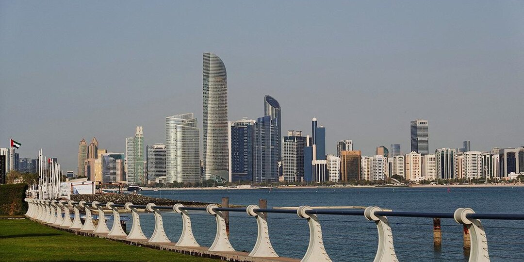 В Абу-Даби два человека пострадали из-за падения обломков