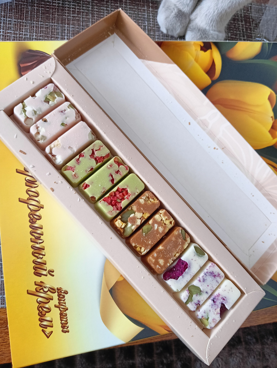 Боня всеми возможными путями пытался залезть в кадр. Фото конфет.