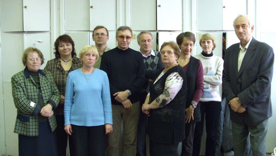 Рис. 1. Автор с бывшими коллегами по работе в «институте по конструкциям». Никто из людей на фото ещё не знает, что через две недели отдел будет расформирован, а его сотрудников сократят. Фото из личной коллекции автора