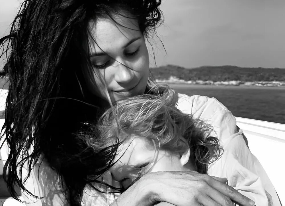    Меган Маркл выложила редкий кадр с дочерью Лилибет на морском берегу