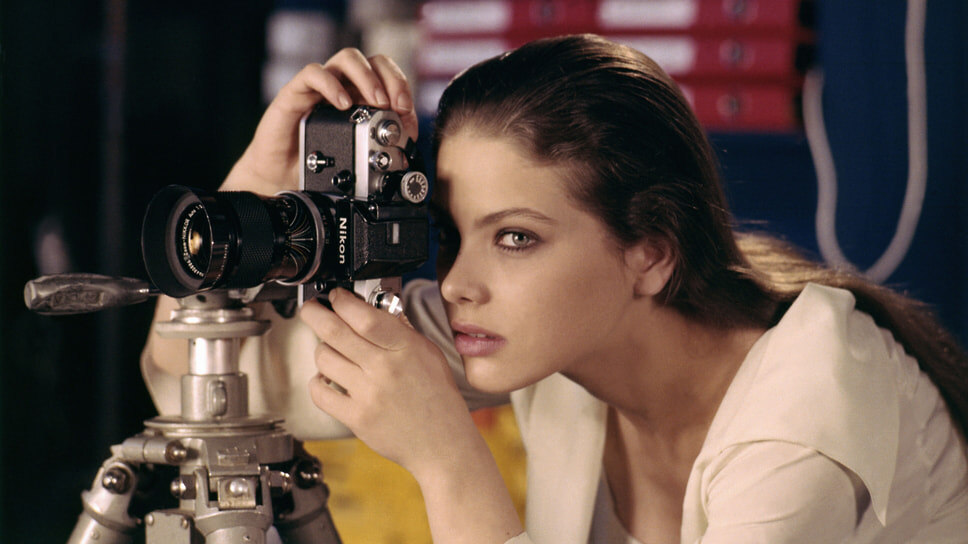 «Я до сих пор не всегда откликаюсь на имя Орнелла, в обычной жизни меня никто так не называет» Франческа Романа Ривелли (позднее ставшая известной под псевдонимом Орнелла Мути) родилась 9 марта 1955 года в Риме. Ее отец неаполитанец, а мать родом из Эстонии .📷Фото: Collection Christophel / East News