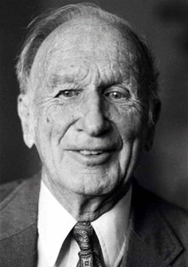 Эдвард Нортон Лоренц (1917–2008) — выдающийся американский метеоролог и математик, вошедший в историю как один из создателей теории хаоса. Его работа в 1960-х годах навсегда изменила представление о предсказуемости природных систем и установила фундаментальный предел точности прогнозов погоды.