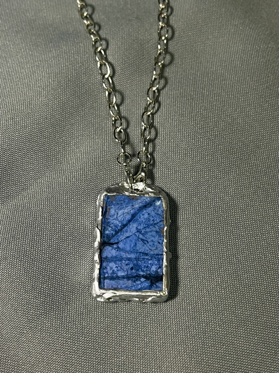 Кулон с дюмортьеритом