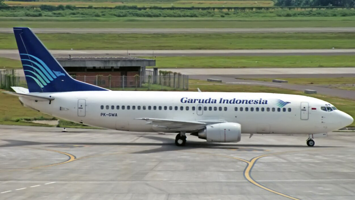 Самолёт Boeing 737-3Q8 за 9 лет и 9 месяцев до катастрофы. 