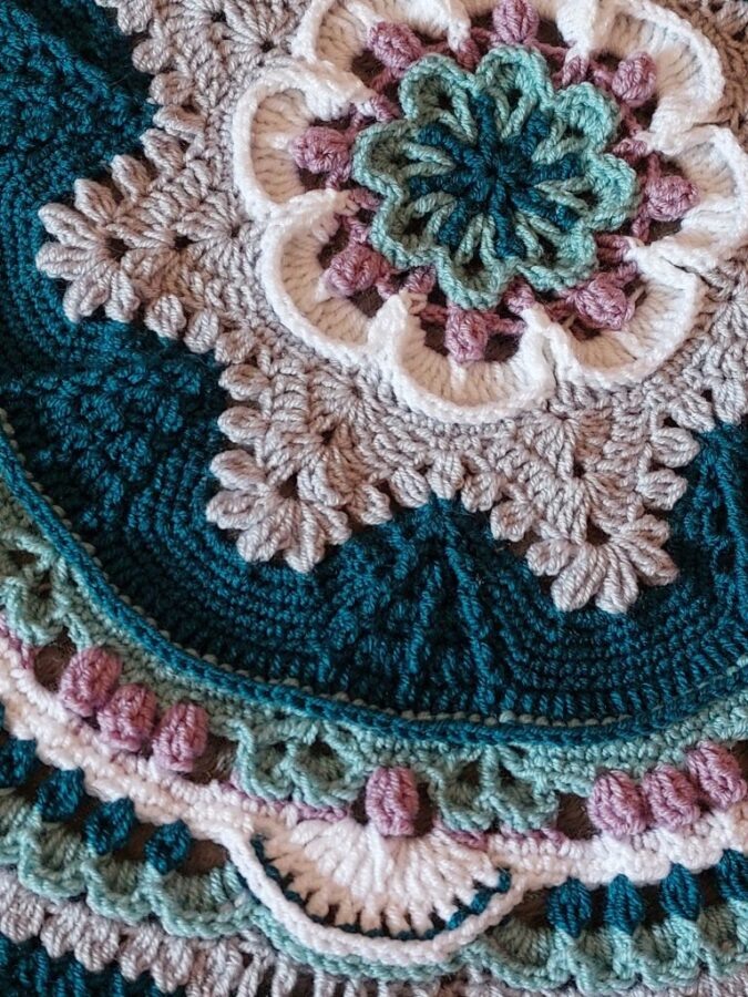    Фрагмент одной из мандал крючком   
Источник: Veronica Liachovic