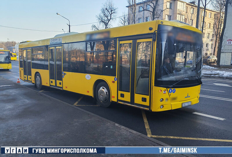 Пенсионерка попала под колеса автобуса из-за спешки водителя в Минске