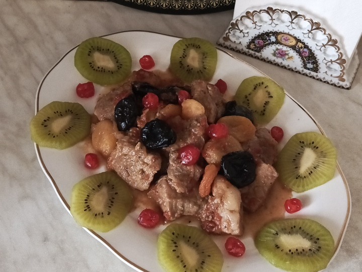 Тушёное мясо с сухофруктами
