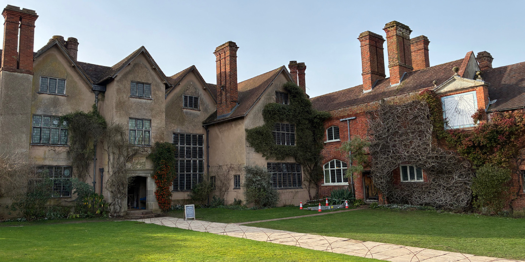 Почему ради стола разобрали стену, а в ванной забыли про туалет: секреты Паквуда