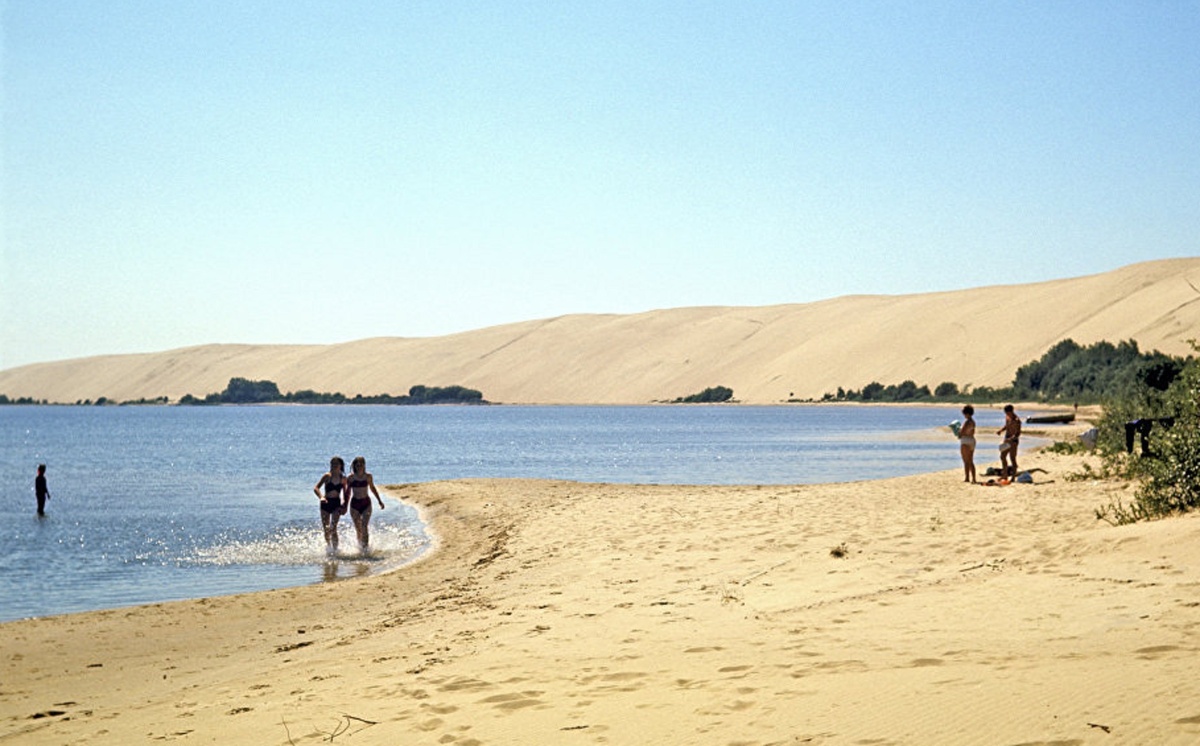 Песчаный пляж  и дюны на курорте в Литве. Советские времена. Фото из сети.