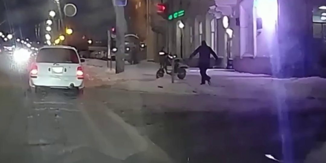 Омич напал с ножом на курьера