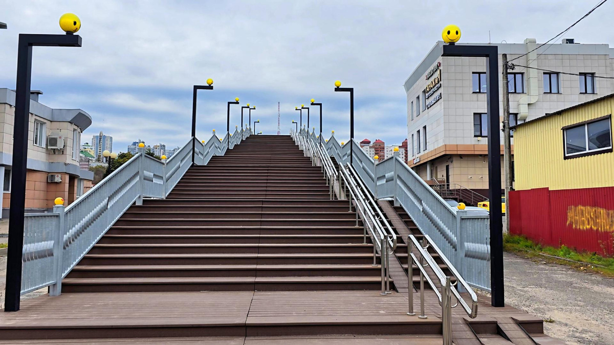 Лестница на мост со смайликами