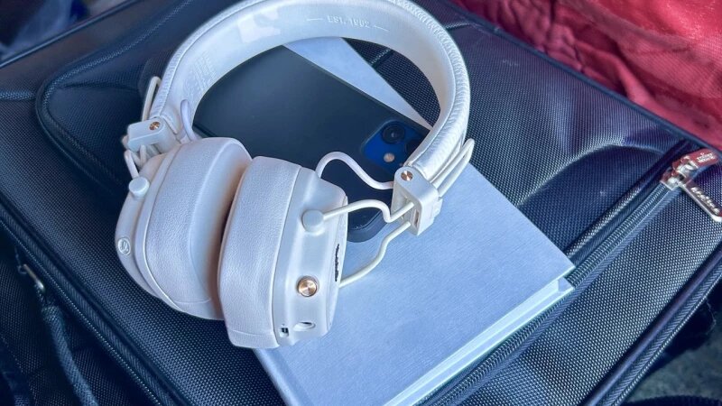     Наушники, телефон, музыка. Кристина Тарасова