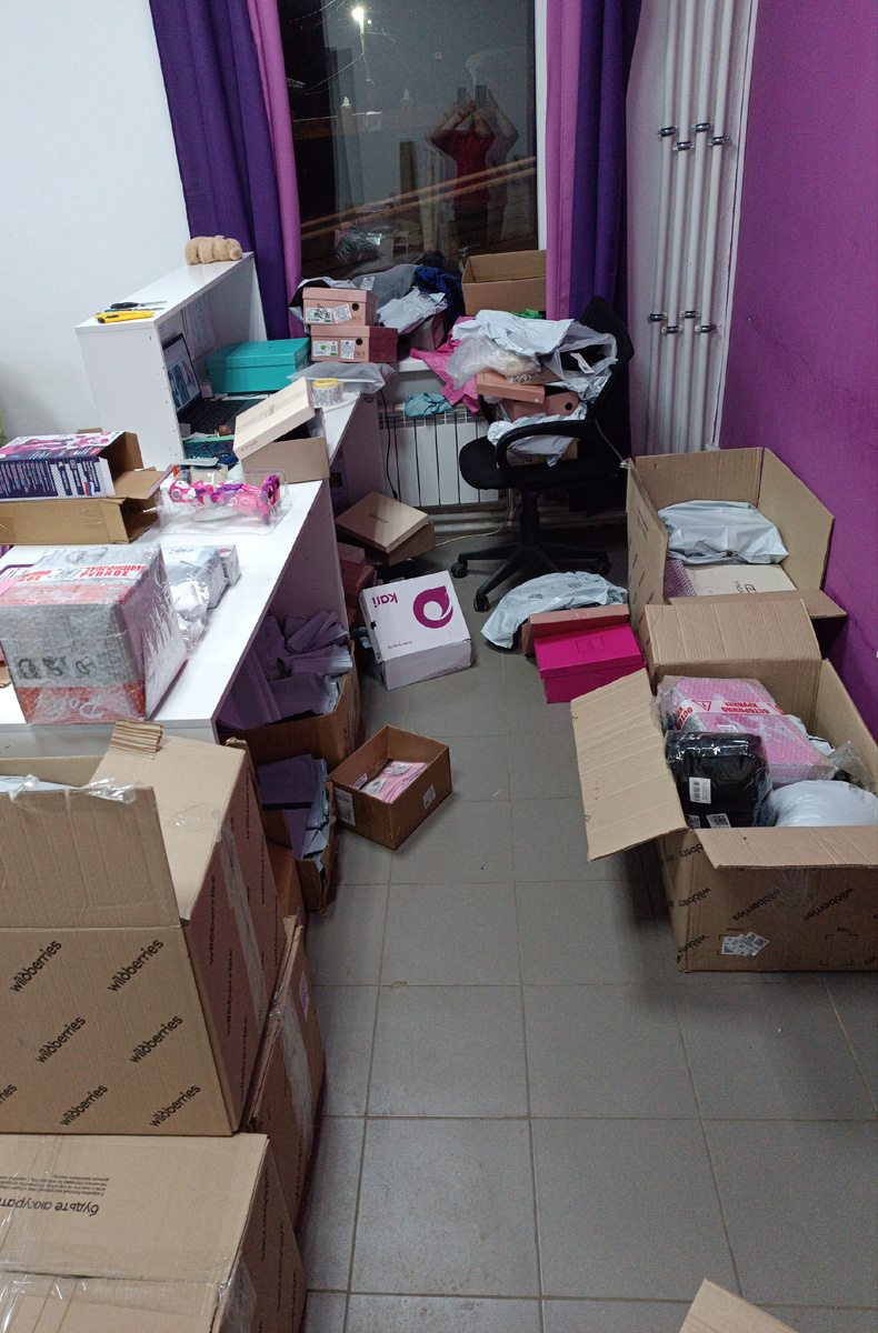 Это завал на конец рабочего дня, который мне надо было разобрать после того как закрылась. И не просто убрать в коробку, а ещё это все отдельно сфотографировать и оформить как полагается. 