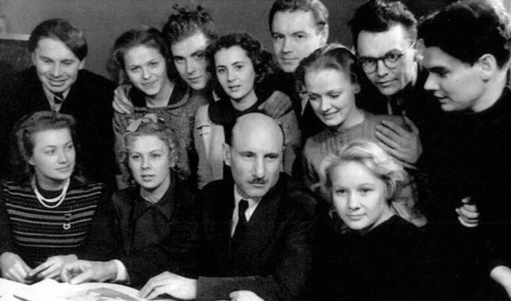 Лариса Кронберг на курсе Сергея Герасимова (актриса сидит слева от мастера). 