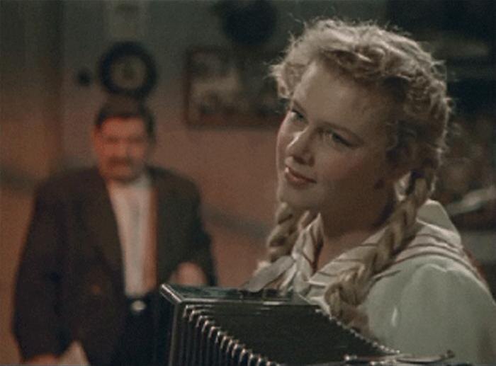 Лариса Кронберг в фильме "Звезды на крыльях". 