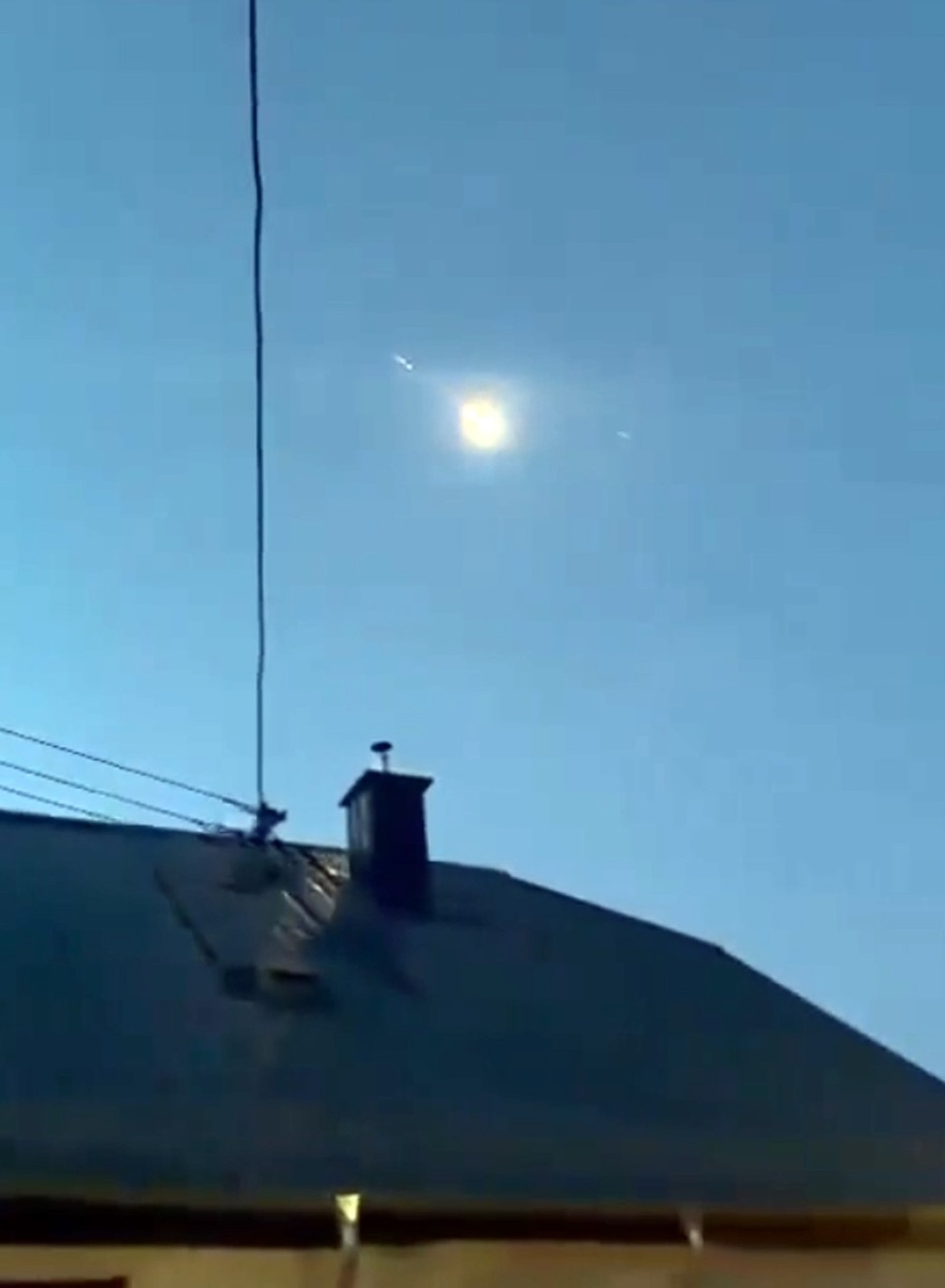    Явившись на высоте примерно в 80-100 километров над Землей, метеорит тут же загорелся