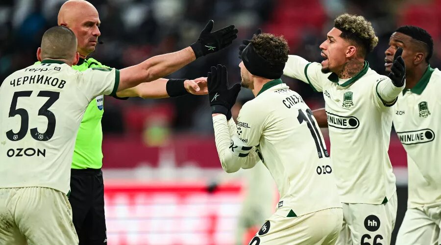     Игроки ФК «Краснодар» спорят с арбитром Сергеем Карасевым в гостевом матче с «Рубином», 8 марта 2026 года Фото пресс-службы ФК «Краснодар»