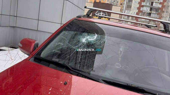 В Барнауле неизвестные сбросили с балкона на машину пакет с бутылками