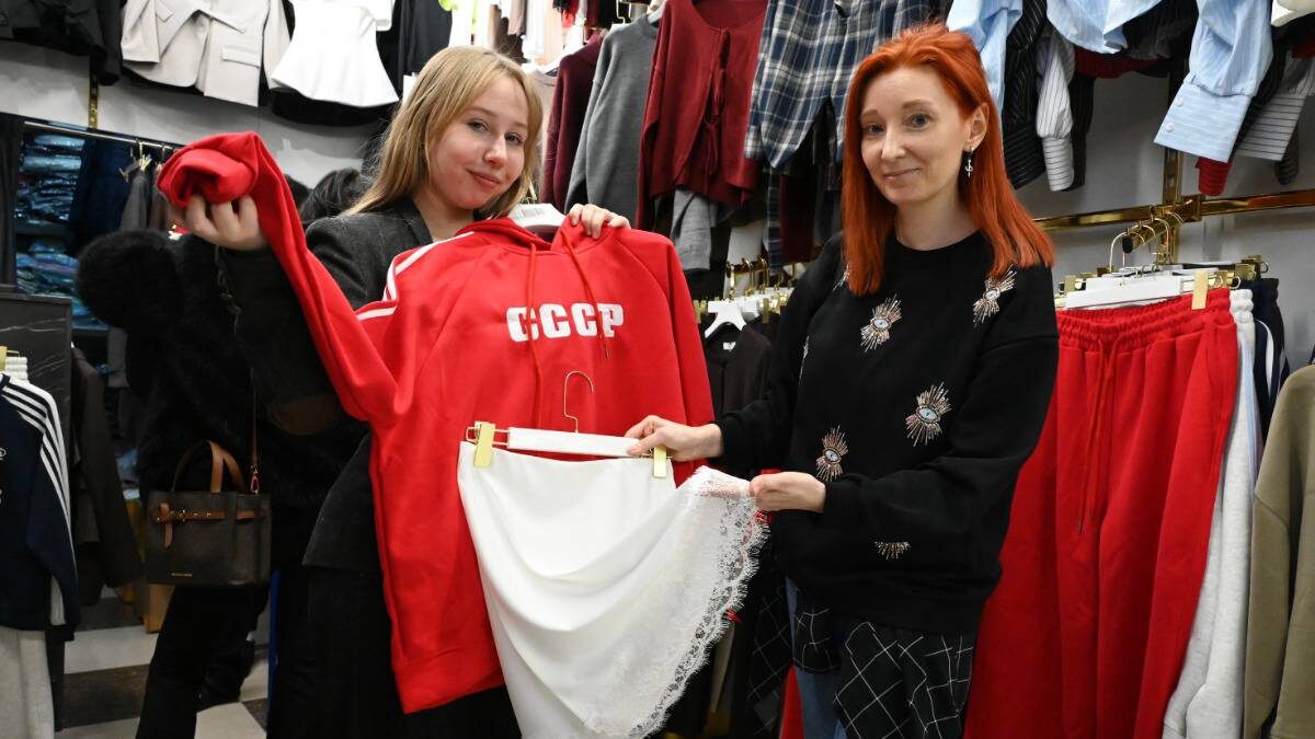    Корреспондент «Вечерней Москвы» Агафия Белякова и стилист Ксения Кожемяк подбирают образ / Фото: Мария Хапцова / Вечерняя Москва