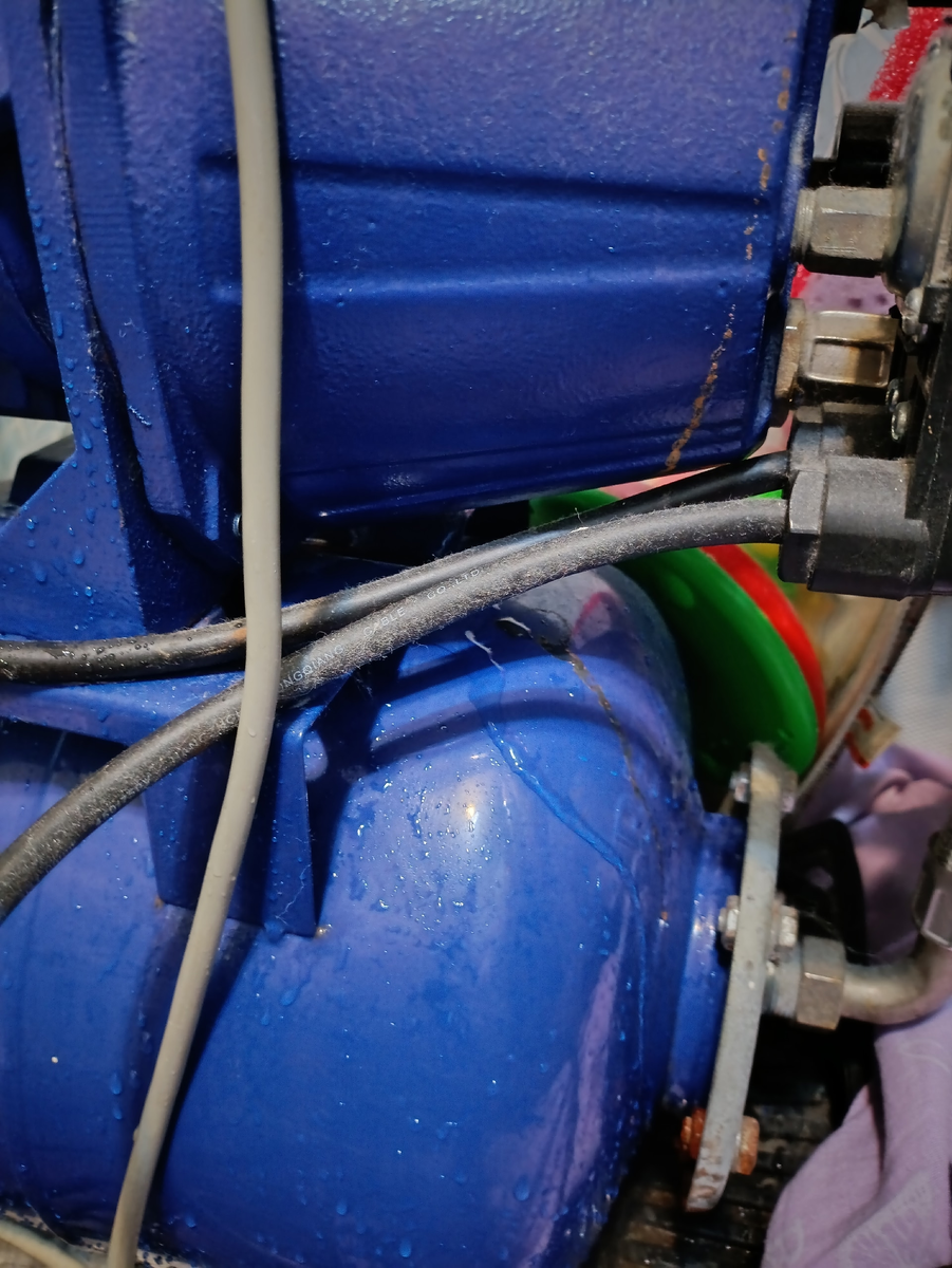 Тут уже выключила его, позвонила мужу и потом только сфоткала - а он продолжает потихоньку, но течь