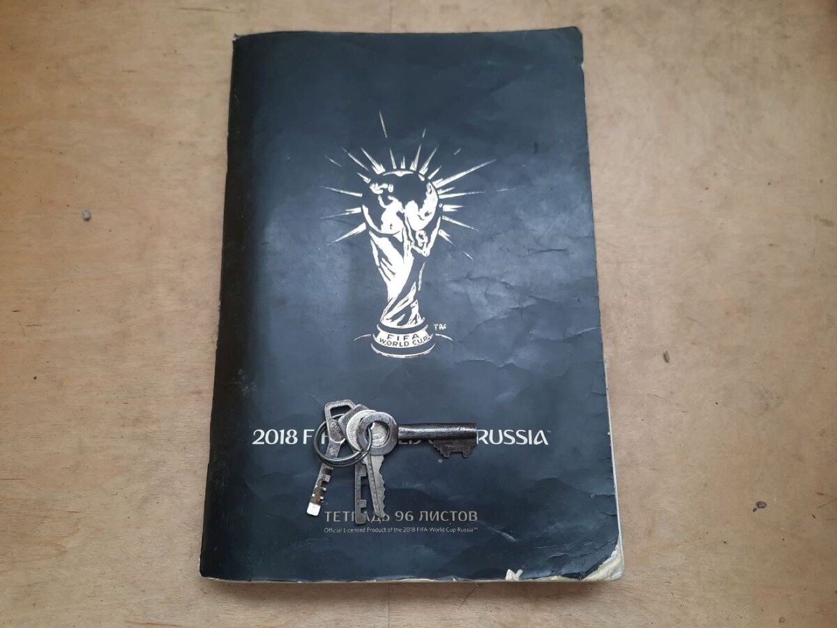 Вот она, та самая потрепанная тетрадь председателя, которая помирила нас с водолеем. И ключи от водокачки.