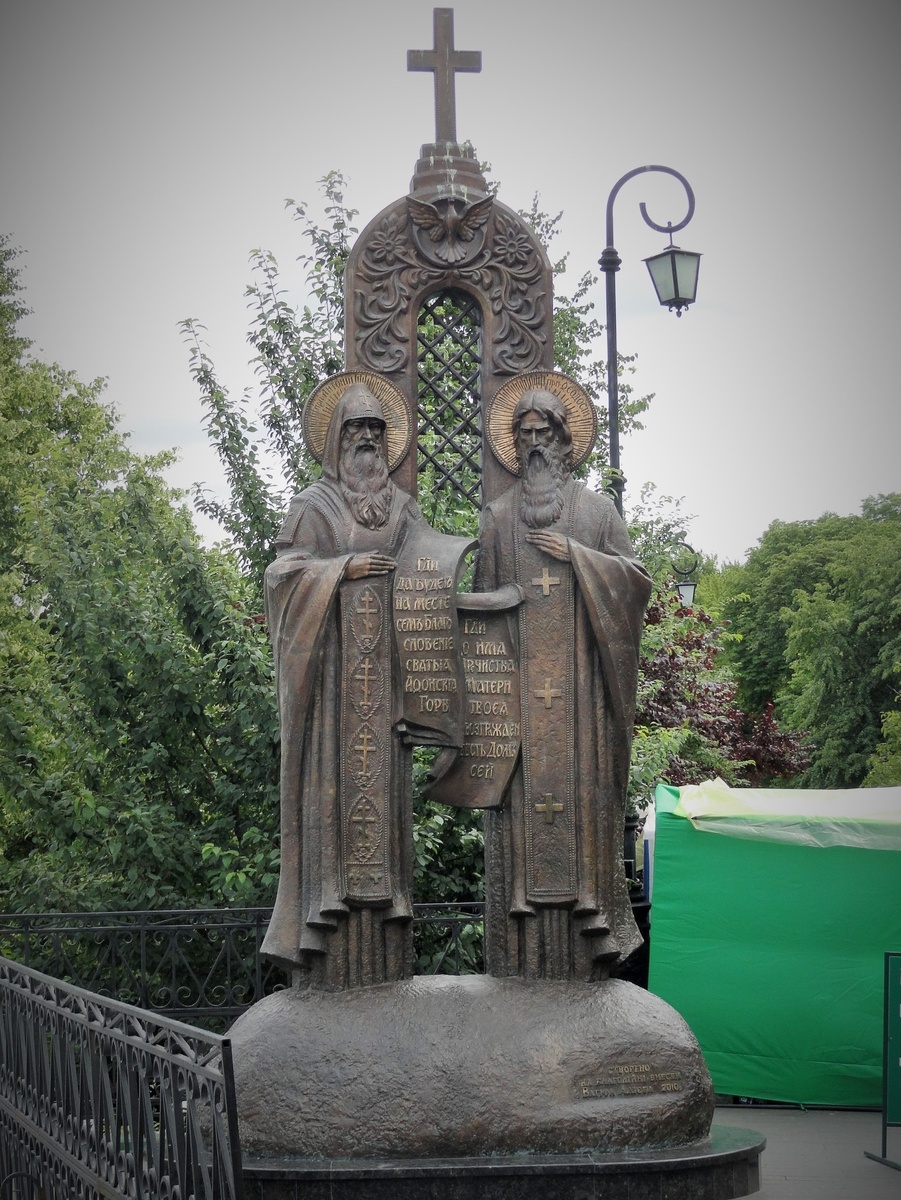 Памятник Антонию и Феодосию Киево-Печерским. Фото автора