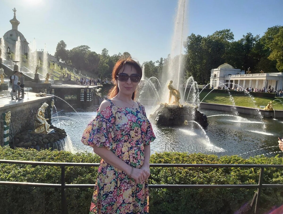 В ясную погоду голубое небо с облаками подчеркивает позолоту скульптур и белизну дворца, а солнечный свет создает блики на воде, в том числе и на золоченых деталях, усиливая эффект величия /личный архив автора/